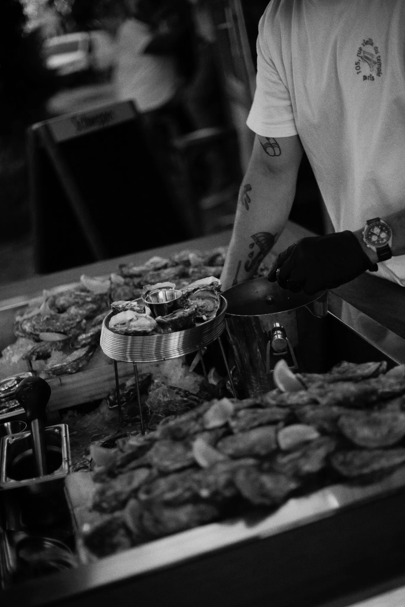 L'écailler au comptoir en noir et blanc