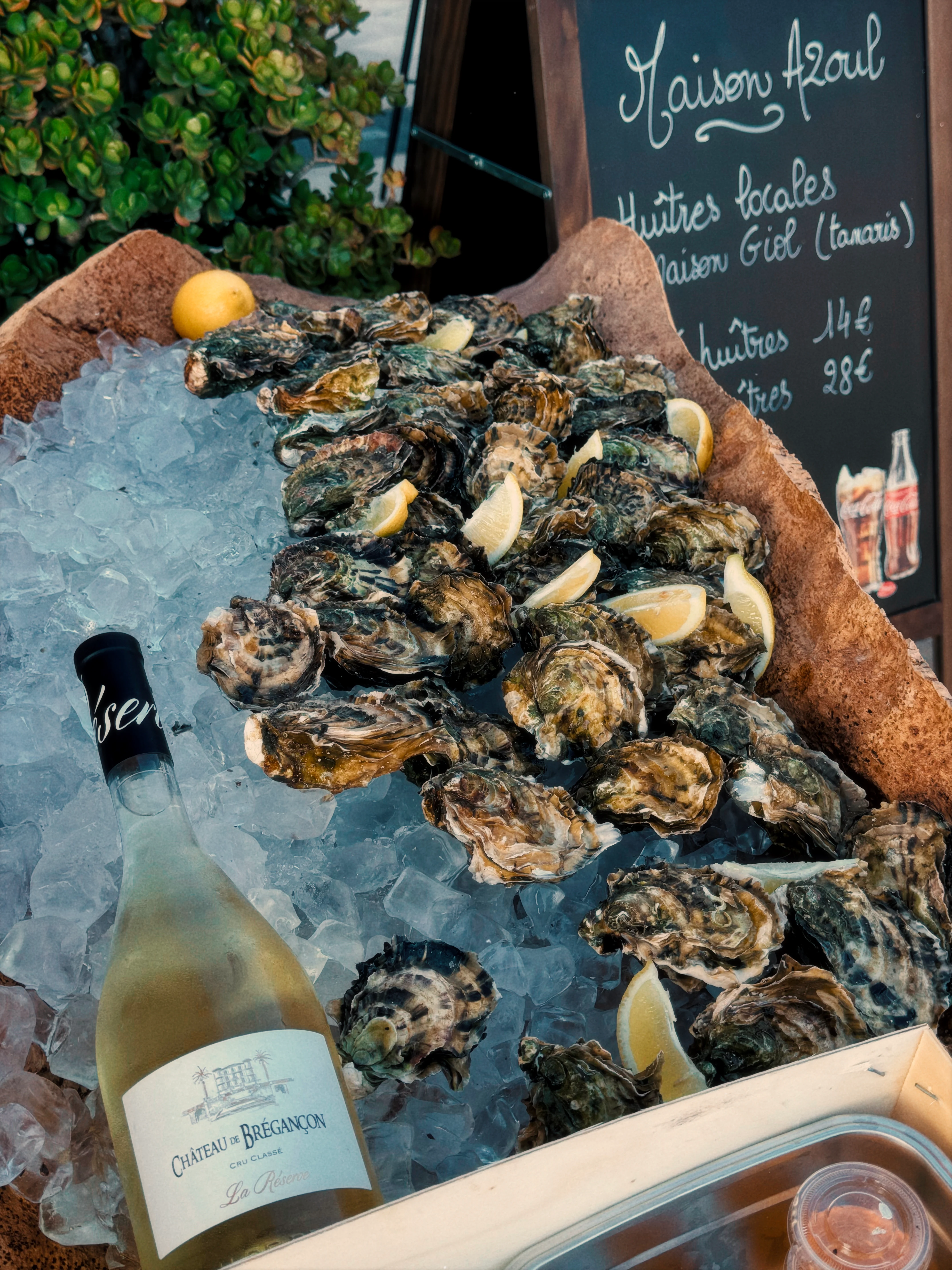 Comptoir Maison Azoul avec ardoise et bouteille de vin